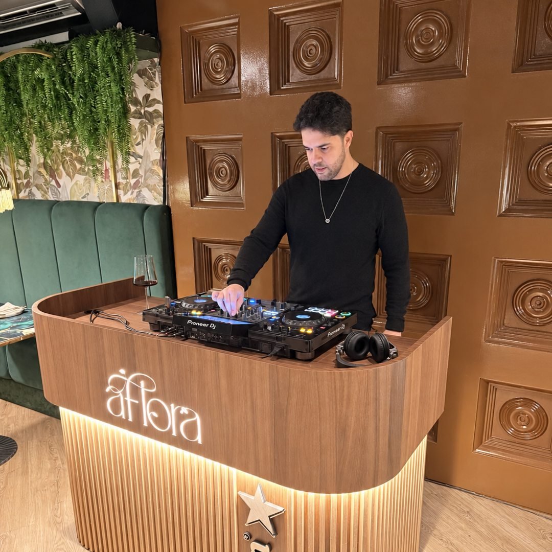 FREEVAN tocando como DJ na A Flora, em Belo Horizonte